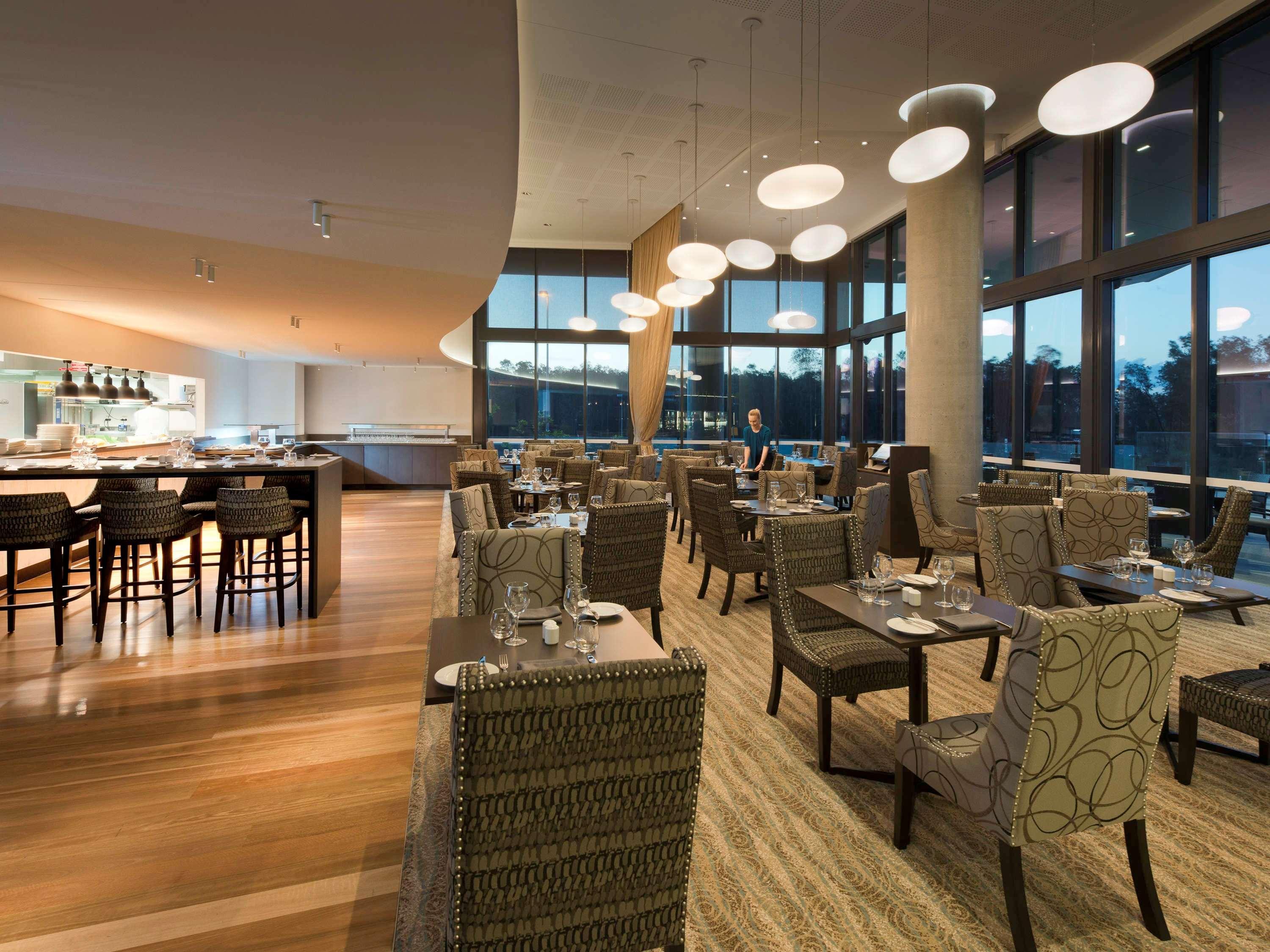 Pullman Brisbane Airport Hotel Exterior photo The River