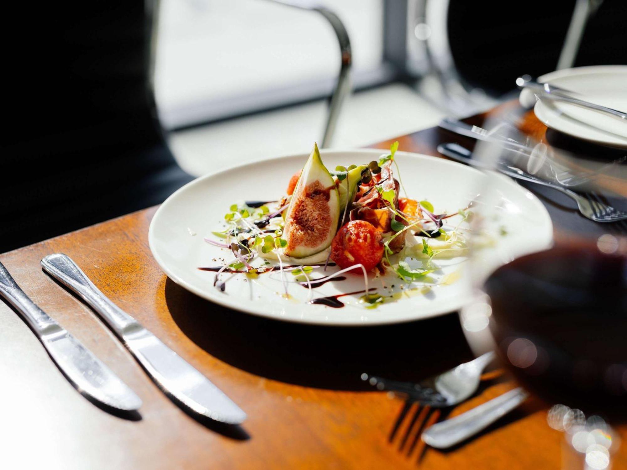 Pullman Brisbane Airport Hotel Exterior photo A salad at the restaurant