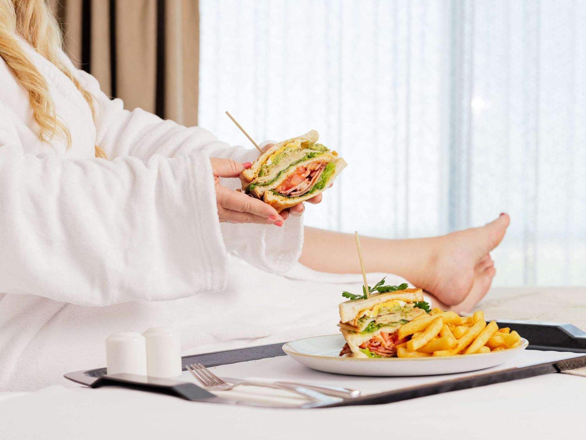 Pullman Brisbane Airport Hotel Exterior photo Room service