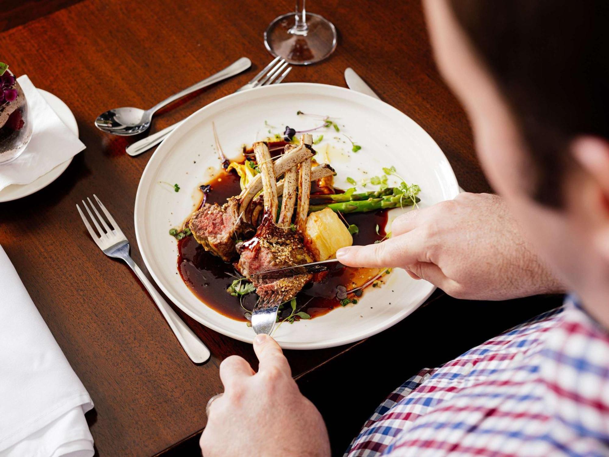 Pullman Brisbane Airport Hotel Exterior photo A man eating a meal