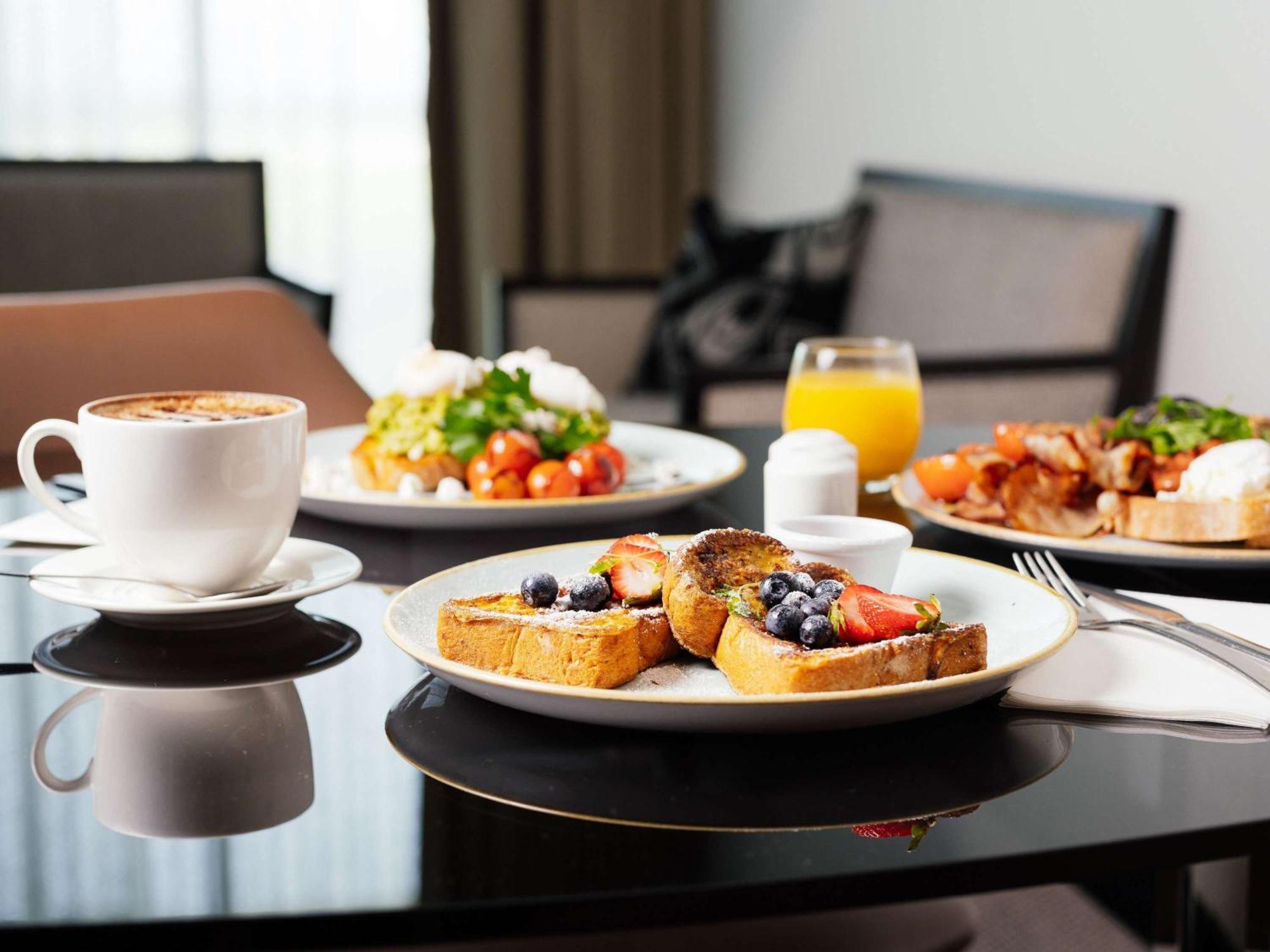 Pullman Brisbane Airport Hotel Exterior photo A breakfast table