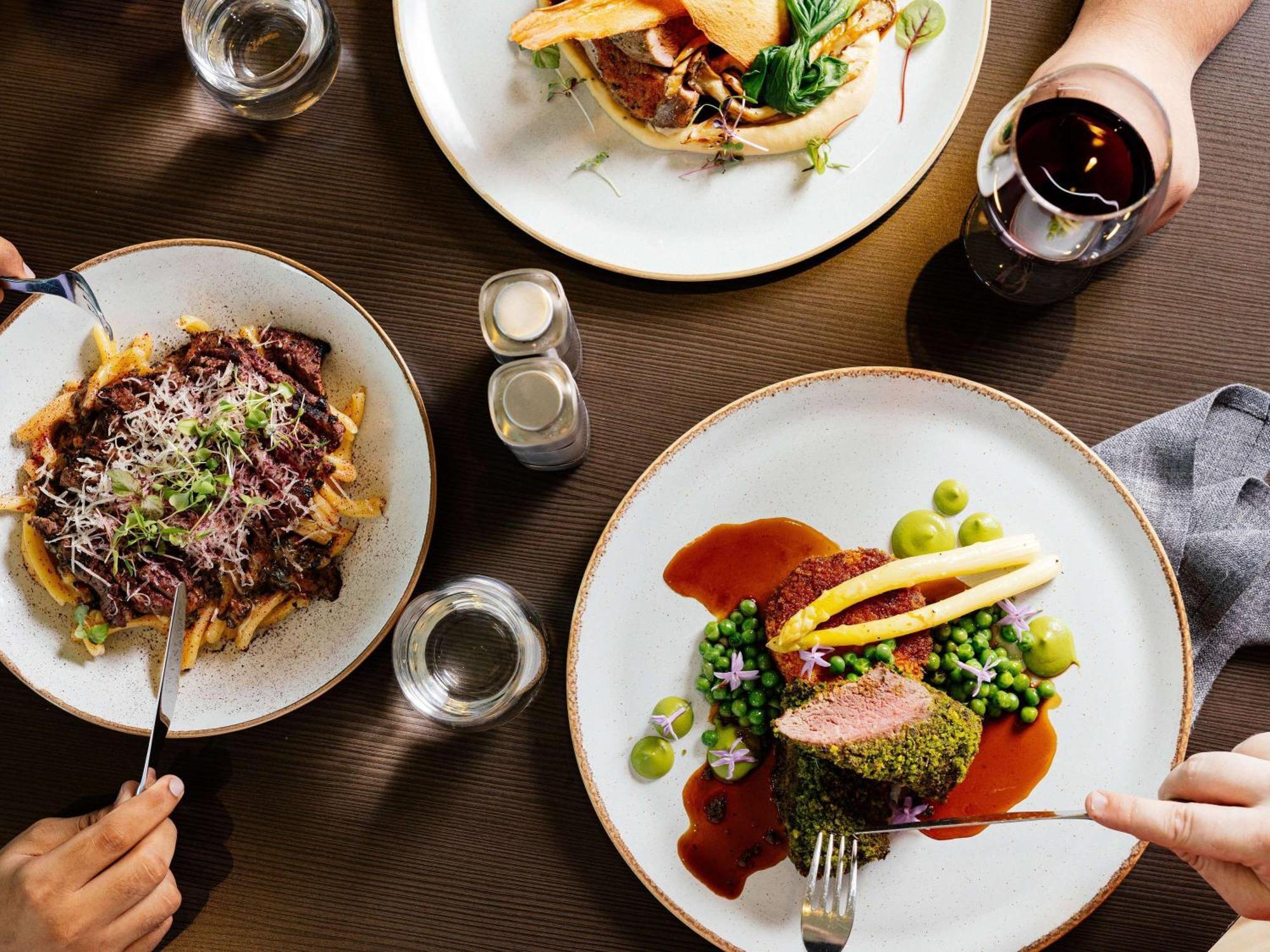 Pullman Brisbane Airport Hotel Exterior photo Dishes at the restaurant