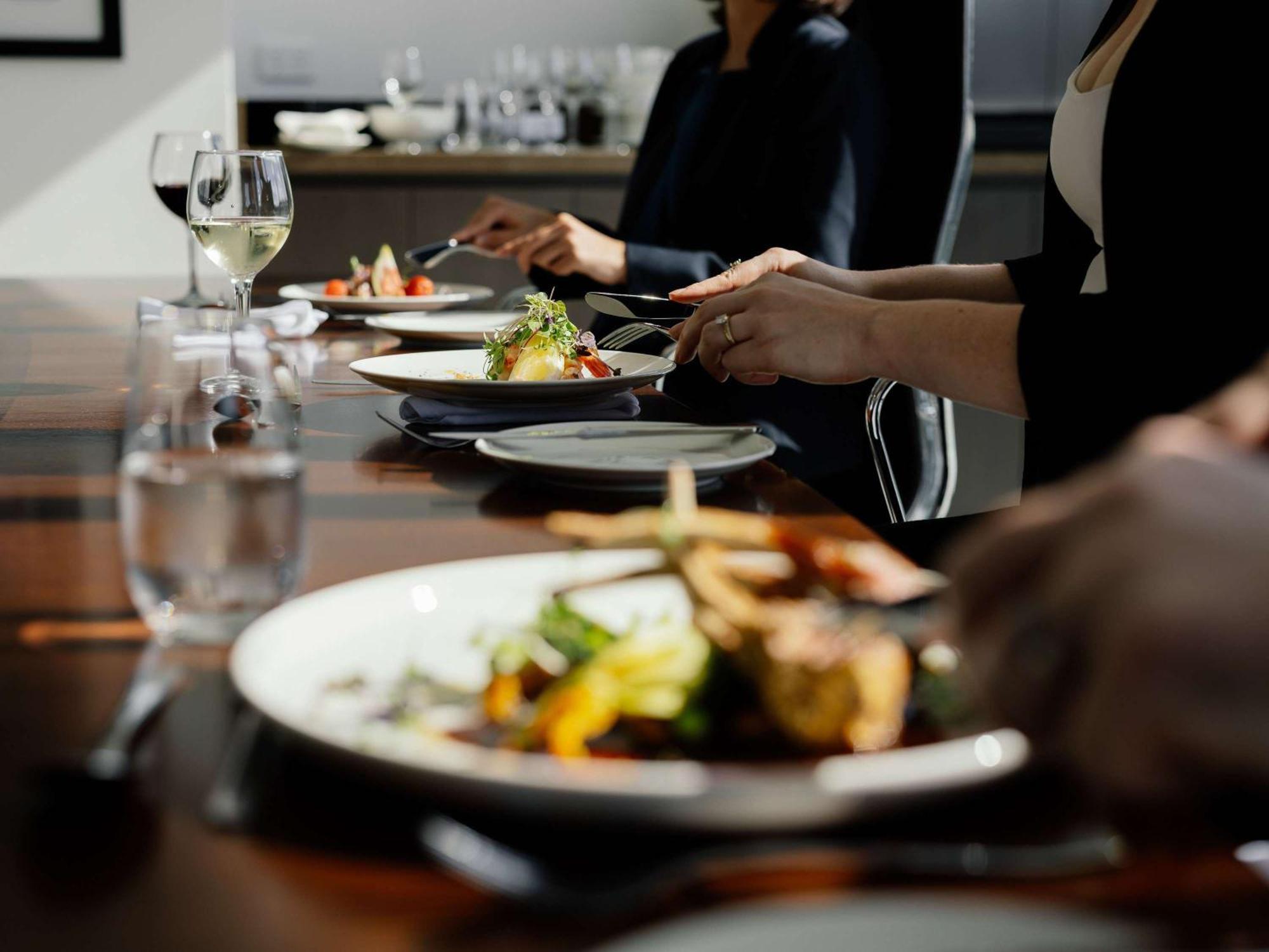 Pullman Brisbane Airport Hotel Exterior photo A meal at a restaurant