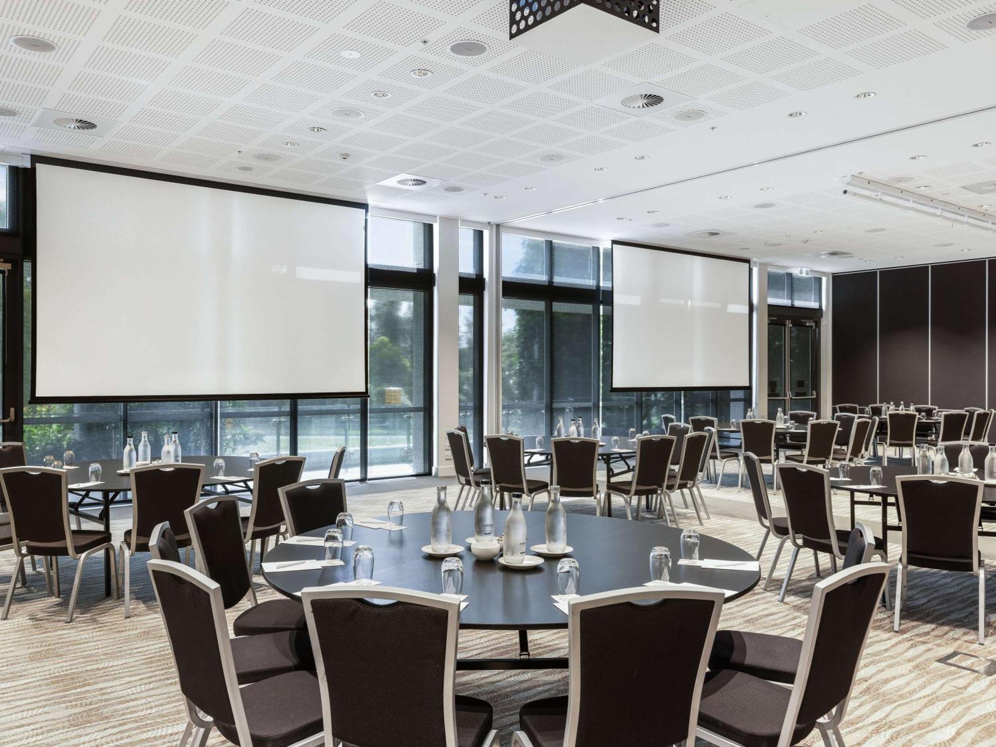 Pullman Brisbane Airport Hotel Exterior photo The Auditorium