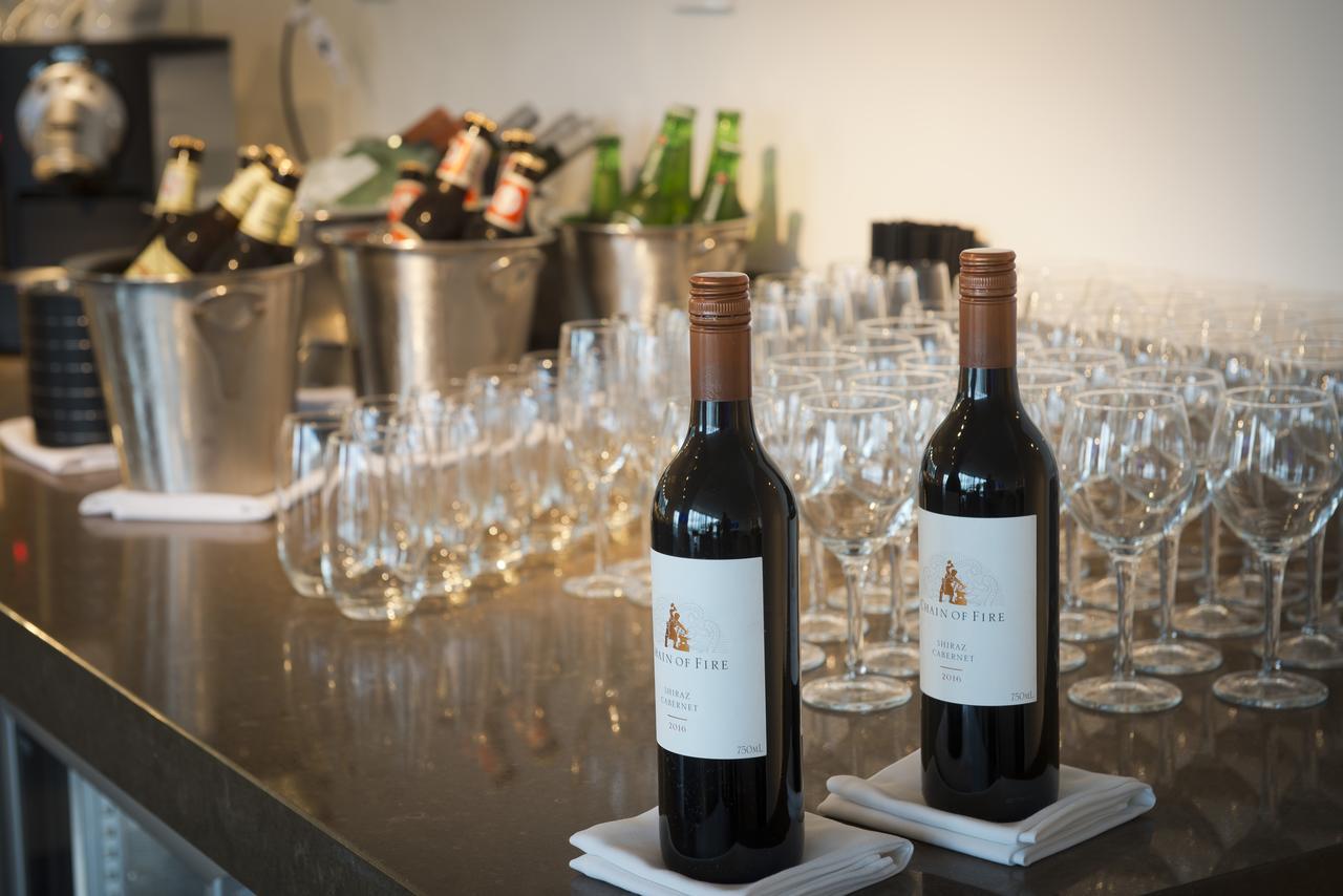 Pullman Brisbane Airport Hotel Exterior photo Two bottles of wine