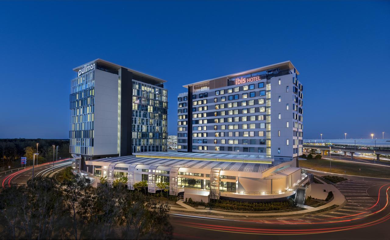 Pullman Brisbane Airport Hotel Exterior photo The hotel at night